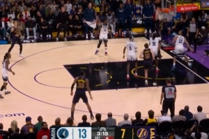 花式打铁！拉拉维亚篮下接球 自己出现脱手扔出三不沾