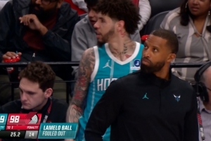 毕业了！拉梅洛·鲍尔被吹防守犯规 个人累计6犯离场