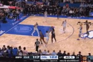 骑士连进5个三分追到2分了！米切尔接哈登传球借掩护干拔三分轰进