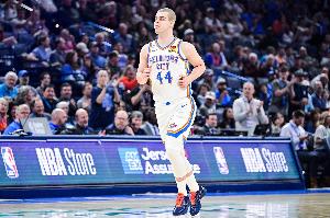 雷霆米切尔：托皮奇是非常强大的球员 看他回来开心打球感觉很好