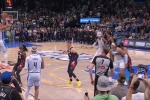 一锤定音！贝恩漂移高难度三分再中 压住骑士反扑势头