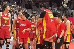 郑薇赛后拥抱中国女篮全队 王思雨落泪 张子宇拥抱安慰