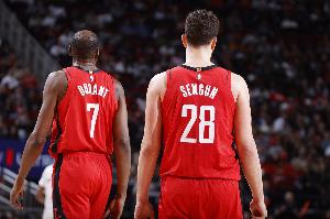 这怎么赢？火记：三分球和罚球加起来47投9中 没什么好说的了