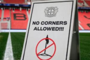 药厂赛前竖“禁止角球”警示牌，破门后：谁把那东西放那儿的