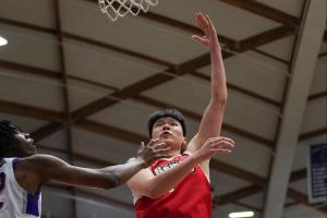 媒体人：杨瀚森进攻高效 但还是暴露出体能和防守问题仍需努力