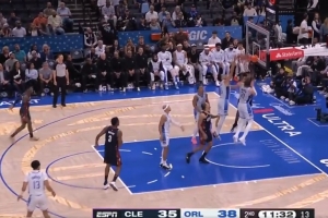 翻江倒海！莫布里拼下前场篮板直接隔扣&强攻篮下打成2+1