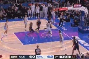 闲庭信步！哈登持球强攻 欧洲步过掉防守上篮扳平比分