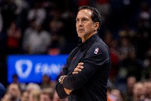 Skip：斯波为阿德巴约鼓掌时心不在焉 他知道这是NBA的耻辱