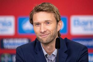 药厂高层谈点球：接触轻微且似乎过了2秒才倒地，我认为不该判点