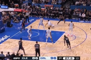 止血！米切尔晃倒新秀庞达 随后空位三分稳稳命中