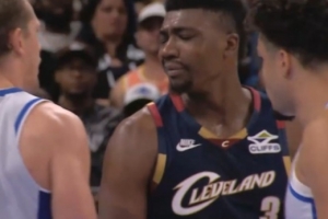 表情有点不屑~托布拼抢被犯规但手上有动作 大瓦格纳上前与其理论