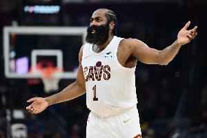 哈登：我们的进攻能和任何球队匹敌 但能否赢球还是得看防守