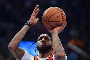 攻防俱佳！琼斯半场4中4&罚球4中4一个都不丢得12分 另有4次抢断