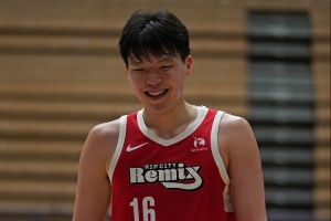 先声夺人！杨瀚森勾手命中后篮下再中 开场4分入账