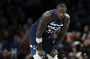 火药味！兰德尔卡位时和马瑟林发生口角 后者被吹普通犯规