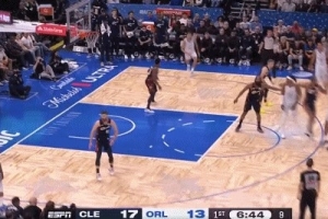 不太妙！莫布里扑防萨格斯三分再被吹犯规 半节时间不到累计2犯