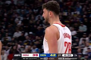 活久见！申京撅腚太久了 被吹背身五秒违例！