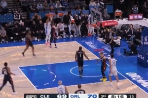 开枪庆祝咯！贝恩反跑摆脱打成2+1后 再底角追身三分打停骑士！