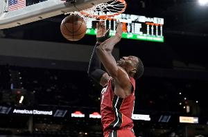 路威：当阿德巴约距离历史如此之近时当然会全力以赴 这无可厚非