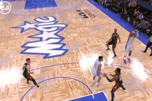 冲太凶！莫布里扑防点腕送班凯罗三分犯规 本场第二次送三分犯规