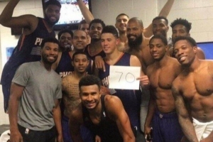 感同身受！布克谈阿德巴约83分：不管人们如何看待 都将永载史册