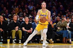 板凳乏力！湖人轰下142分 替补合计仅贡献5分&肯纳德7中1