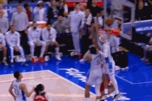 值得尊敬！萨格斯奋力追防失衡重摔倒地好在无碍 此前已险些伤退