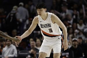 穿针引线！杨瀚森背打送妙传 助攻队友轻松上篮得手