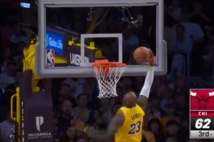 100分连线！东契奇找到詹姆斯 老汉地板油驶入禁区昊天锤抡扣砸进