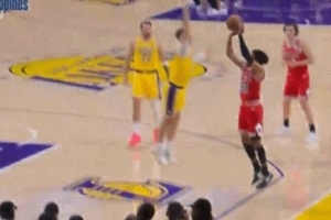 这移动速度！拉拉维亚扑防大帽对手底角三分球