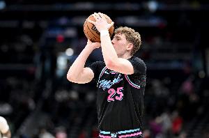 好好培养一下！20号秀亚库乔尼斯砍18分7板2助2断1帽 三分11中5