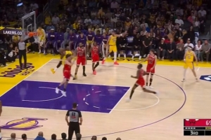 还能飞啊！詹姆斯反击接里夫斯传球 中路拉杆躲开防守上篮打中