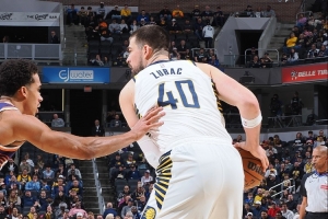 兢兢业业！祖巴茨迎首秀 半场16分钟6中4拿到8分6板