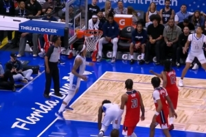 魔术接连伤病！艾萨克空接落地受伤倒地不起 已返回更衣室