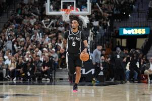 米奇：卡斯尔展示出极强的身体对抗但并非刻意 即使有失误也无妨