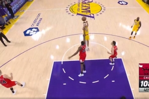 挺身而出！里夫斯里突外投连得5分打停公牛 比出Too Small