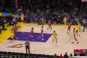 持续发力！詹姆斯飞身抢断 东契奇追击三分正中靶心