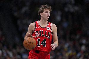 最近状态真好！布泽利斯半场11中6&三分6中3砍下17分4板2断2帽