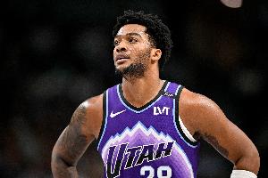 下半场报个伤退？森萨博半场10中5砍全队最高15分 三分6中4