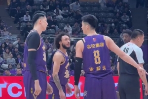 北控队友谈杰伦·豪斯：把大家速度带起来了 会积极沟通解决问题