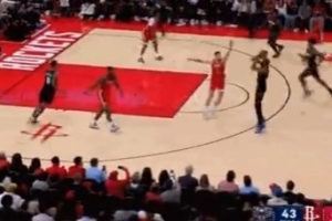 让人陌生！杜兰特追身三分球出手偏得离谱&直接砸板