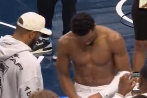 一身腱子肉！米切尔赢球后心情大好 光膀子与NFL球星聊天