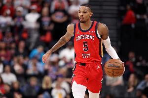 进攻状态出色！德章泰·穆雷半场10中8&三分4中3砍下19分4板