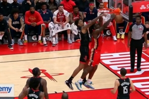 横冲直撞！锡安接球直杀篮下 小贾补防被吹犯规