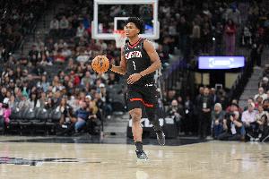 冲筐效果真好！阿门半场9中5&4罚全中砍15分7板2助 拼下4前场板