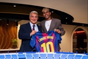 暗示支持？巴萨主席大选即将到来，亚马尔在社媒晒和拉波尔塔合照