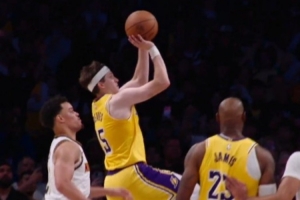 一个字：绝！超清慢镜头看里夫斯1+2：险些脱手 调整后稳稳抛投