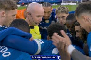 有解释也很离谱..切尔西赛前围裁判因纽卡先开球，裁判来中圈控场