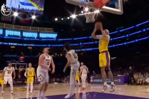 闲庭信步！肯纳德持球连续晃动 抛传助攻海斯起飞暴扣