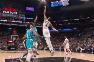 这么不信邪？迪亚巴特转身勾手被文班大帽 再强攻被干扰造成24秒